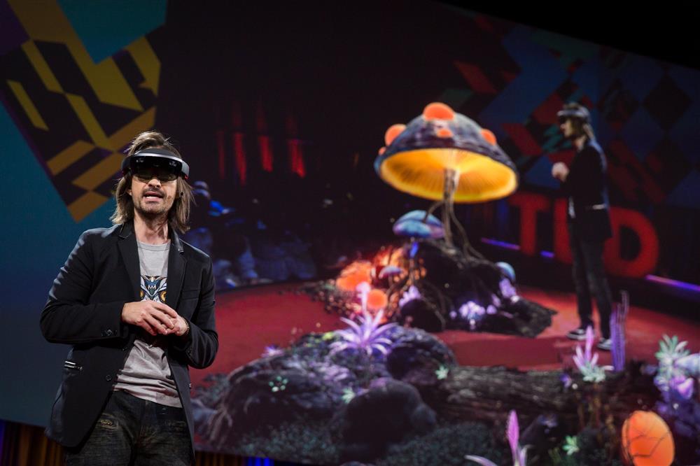 The creator of Microsoft's HoloLens just showed the first-ever 'real-life holographic teleportation'